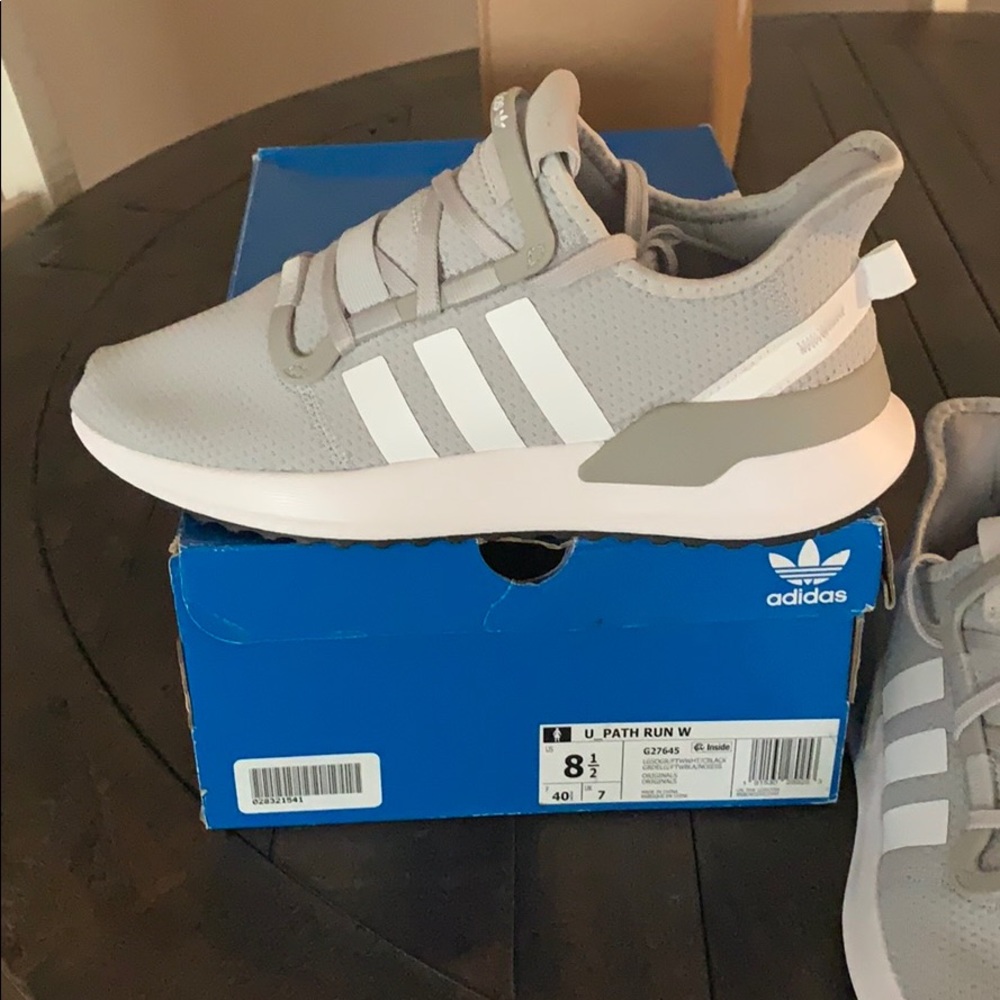 Tennis shoes